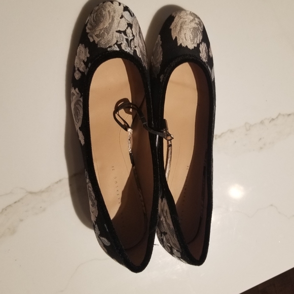 Zara floral kitten heel shoes. - Picture 3 of 6